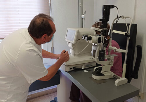 Un optometrista realiza un examen de ojo a una usuaria
