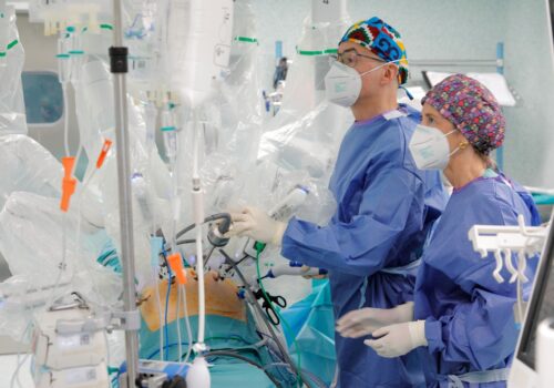 Los doctores Borque y Gil, a pie de la mesa quirúrgica asistían al Dr. Gonzalvo, que operaba desde la consola robótica