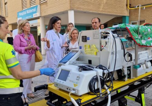 La pediatra Beatriz (con bata blanca) y la gerente del 061, Marta Sampériz, explican al consejero de Sanidad, José Luis Bancalero, el dispositivo preparado para este transporte sanitario